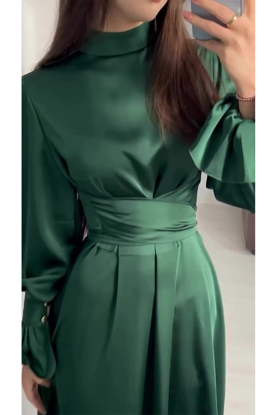 Smellmail™-Green dress with long sleeves and puff sleeves